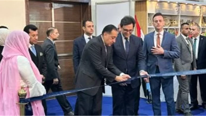 رئيس الوزراء يفتتح معرض الكتاب ويتفقد جناح وزارتي الدفاع والداخلية