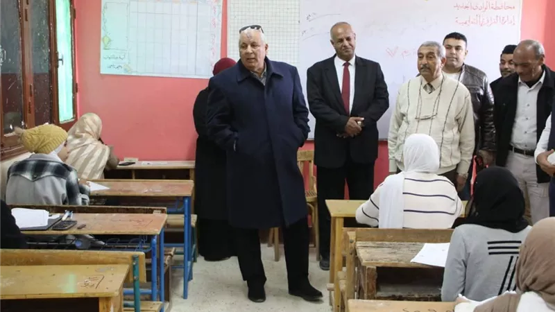 محافظ الوادي الجديد يطمئن على انتظام امتحانات الشهادة الإعدادية