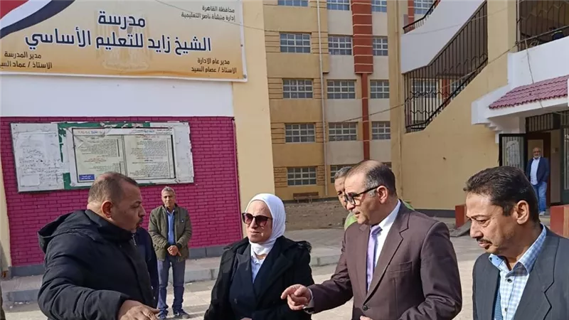 مدير «تعليم القاهرة» تستمع لآراء الطلاب حول مستوى امتحان الهندسة 