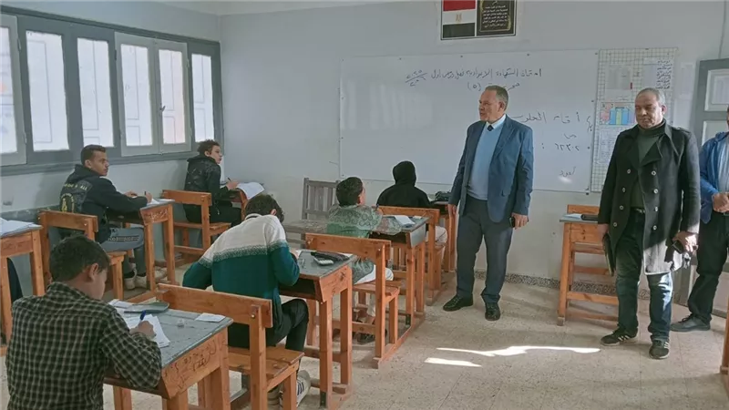 مدير تعليم أسيوط يتابع امتحان جبر وكمبيوتر الشهادة الإعدادية