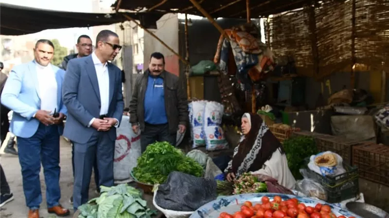 محافظ الفيوم يتفقد محال بيع السلع الغذائية وسوق الحادقة