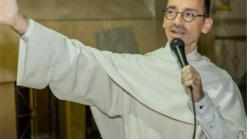 بطريرك الكاثوليك يهنئ «إيمانويل بيساني» بثقة بابوية جديدة في حوار الأديان