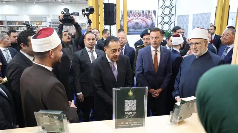 كبار علماء الأزهر يستقبلون رئيس الوزراء في الجناح الخاص بمعرض الكتاب