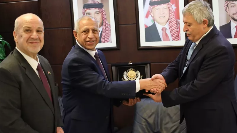 وزير النقل الأردني يستقبل رئيس الأكاديمية العربية لبحث آفاق التعاون
