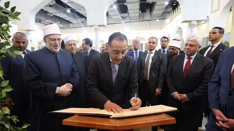 رئيس الوزراء يدوّن رسالة بخط يده في جناح الأزهر بمعرض الكتاب