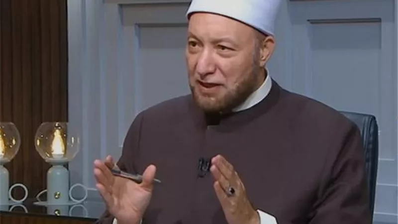 حكم إقامة ابن الزوج البالغ مع زوجة أبيه.. أمين الفتوى يجيب