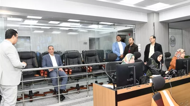 محافظ الفيوم يتابع حملات الإزالة للموجة 28 عبر مركز سيطرة الشبكة الوطنية