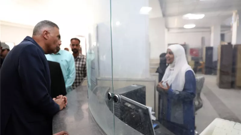 محافظ أسوان يفاجئ العاملين بالمركز التكنولوجي للخدمات الحكومية بقرية الحجز