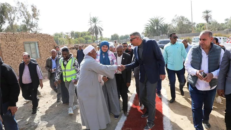 محافظ أسوان يعطى إشارة البدء للتشغيل التجريبى لمحطة رفع الحجز بحري 