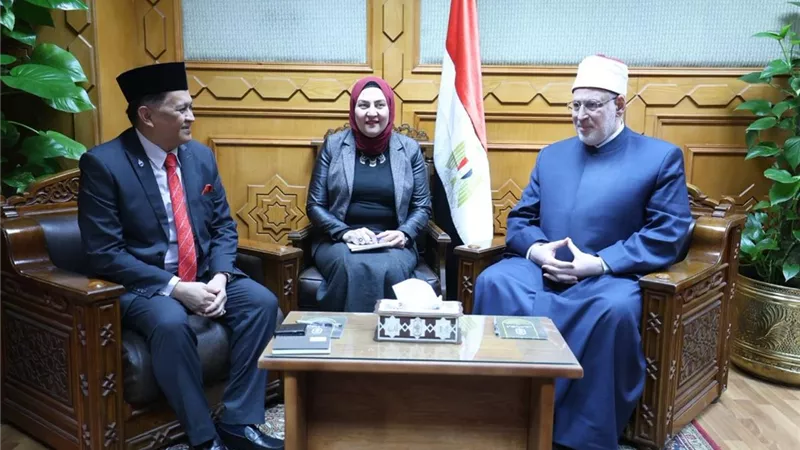الضويني ووزير الشئون الدينية الماليزي يبحثان تعزيز التعاون الدعوي