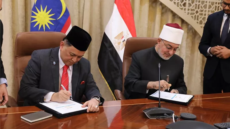 مفتي الجمهورية يوقع مذكرة تفاهم مع وزير الشئون الدينية بماليزيا