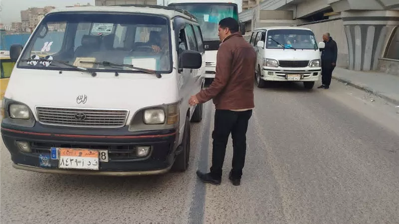 الجيزة تكثف حملات السرفيس لضبط مخالفات عدم الالتزام بالأجرة