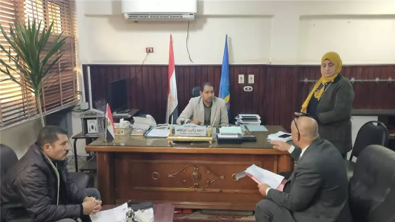 رئيس مدينة المحمودية بالبحيرة يلتقى 35 مواطنا لتنفيذ مطالبهم |صور