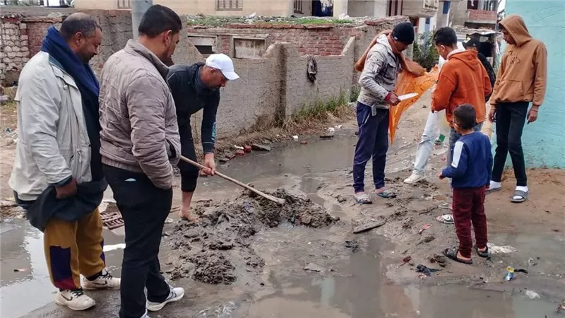 استجابة سريعة لأهالي قرية الشهابية.. تطهير شبكة الصرف الصحي ببلطيم