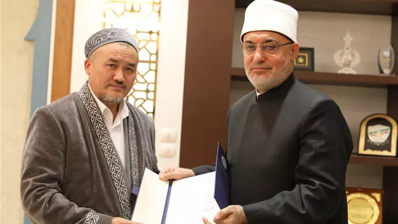 نظير عياد يستقبل مفتي منغوليا لبحث تعزيز التعاون المشترك