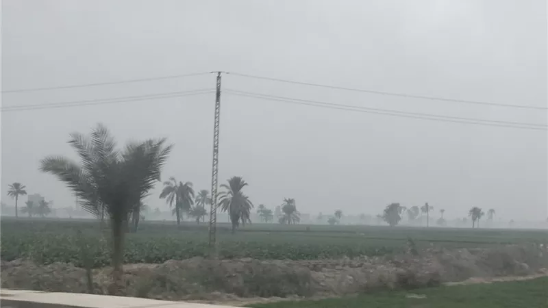 غيوم كثيفة وشبورة تربك حركة السير على طرق الفيوم الزراعية