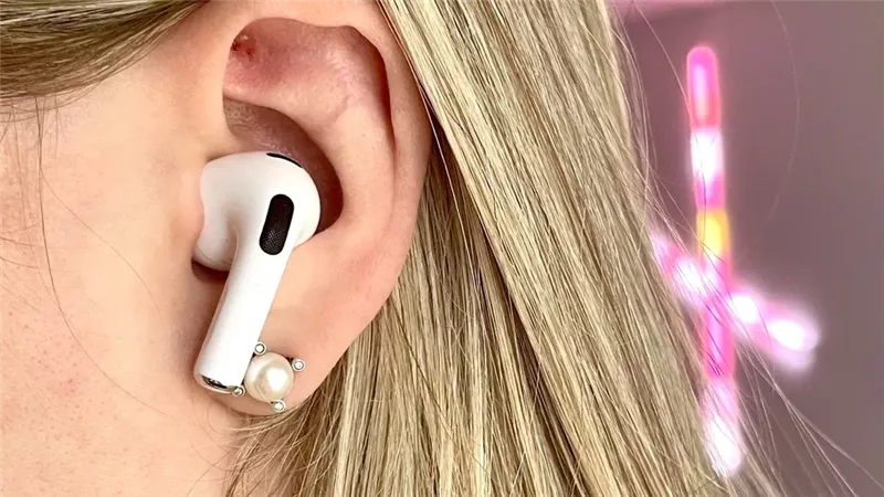 سماعات ChatGPT تلوح في عام 2026.. هل تنجح OpenAI في منافسة AirPods؟