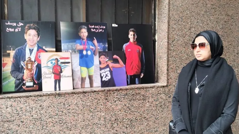 «غرق دون أن يشعر به أحد».. وصول أسرة السباح يوسف إلى المحكمة