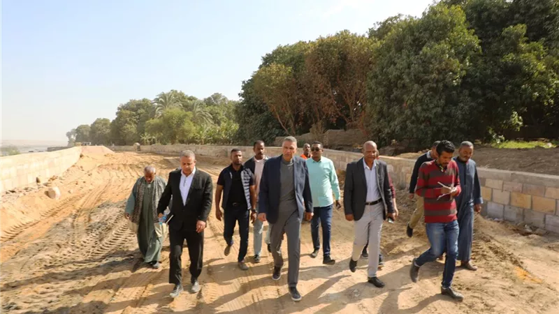 محافظ أسوان يتفقد مشروع إنشاء ممشى بكورنيش النيل بمدينة السباعية