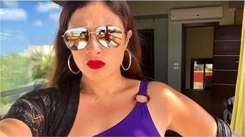 «نشرتها من 6 سنوات».. مفاجأة عن الصورة المثيرة للجدل لـ ياسمين عبد العزيز