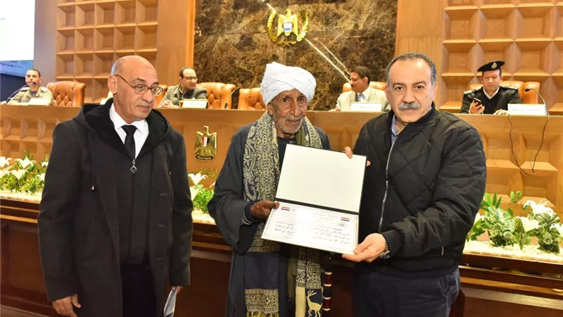 أيقونة الإرادة والأمل.. محافظ أسيوط يكرم مسنا تحدى الأمية في التسعين