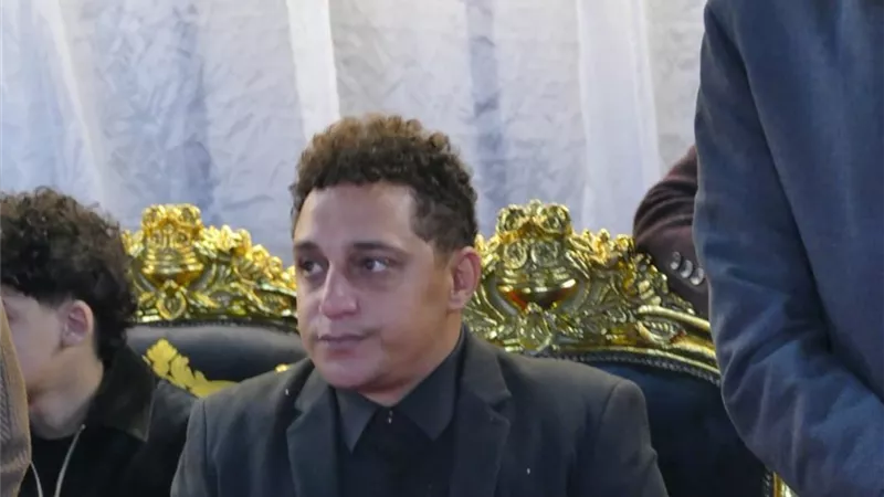 دموع في عيون البحراوي.. نجم الأغنية الشعبية يستقبل عزاء والدته في طنطا