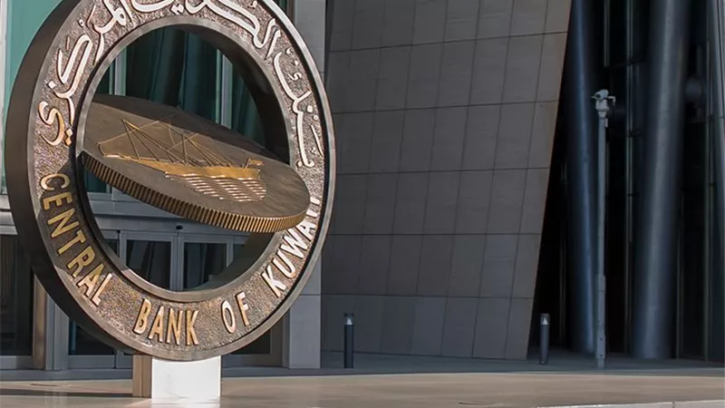 سفير مصر بالكويت يبحث أوضاع المقيمين غير النظاميين مع المركزي الكويتي