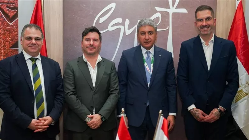 وزير السياحة يبحث مع منظمي الرحلات الإسبان تعزيز الحركة السياحية لمصر