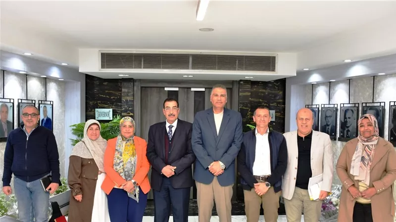 محافظ أسوان يلتقي وفد مشروع الدعم الفني بوزارة التنمية المحلية