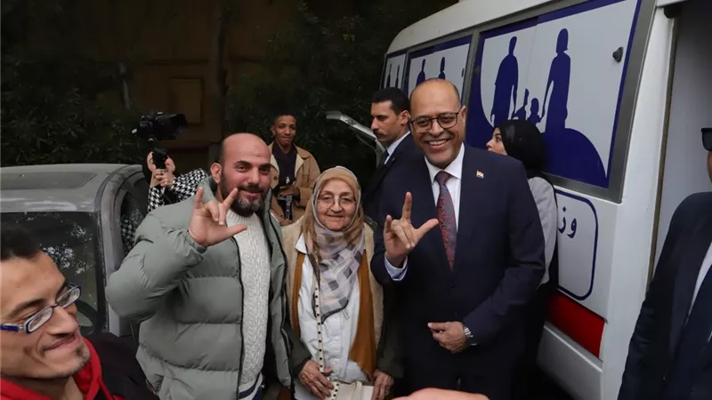 بتوجيهات الرئيس السيسي.. تسليم عقود عمل لذوي الهمم|تفاصيل 