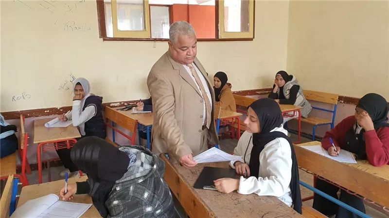 إسدال الستار على امتحانات الإعدادية.. ووكيل التعليم يتابع اللجان بـ أرمنت 