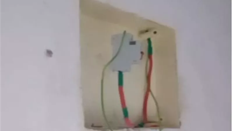 عصابة مجهولة تسرق