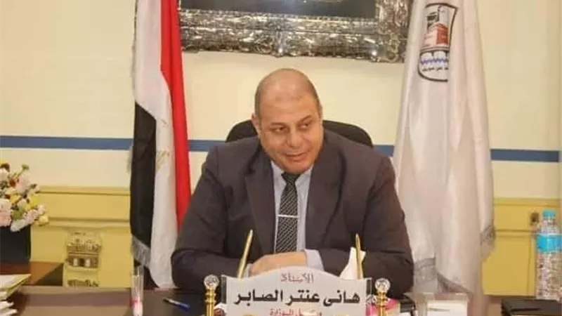 التفاصيل الكاملة لاتهام مدير تعليم قنا بضرب موجه يسرب الامتحان|خاص