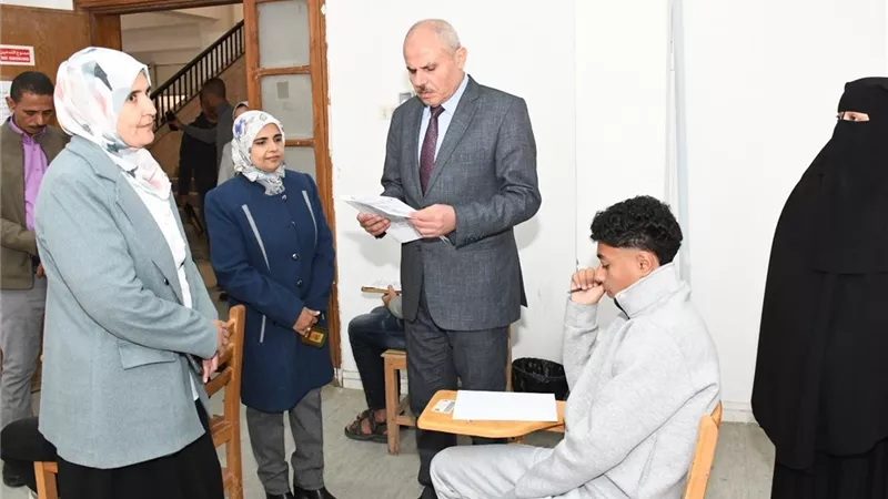 رئيس جامعة قناة السويس يتفقد لجان امتحانات كلية التمريض 