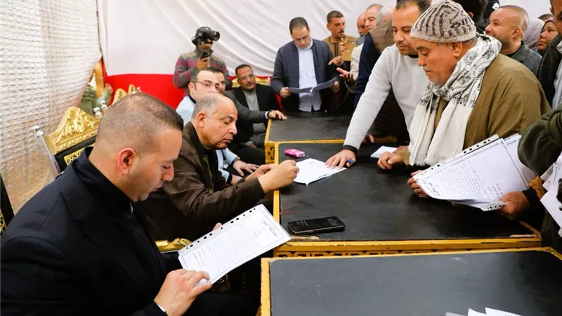 محافظ المنيا يعقد لقاءً لخدمة المواطنين بقرية طنبدى