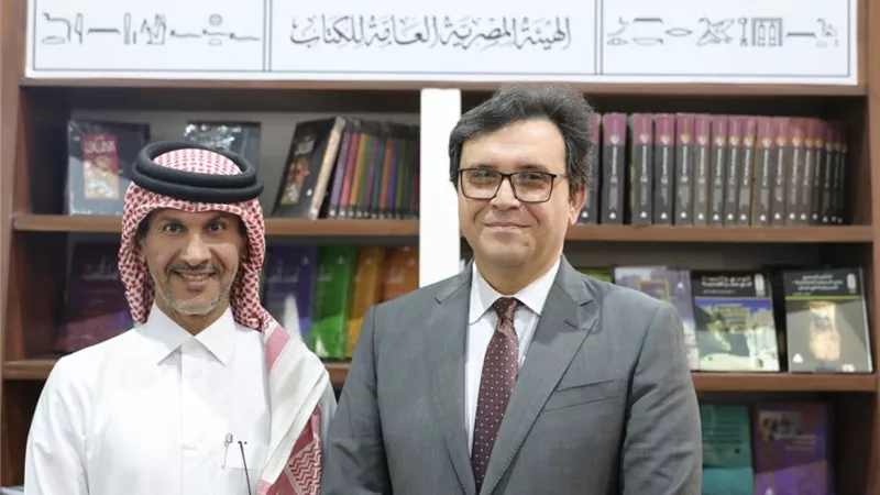 وزير الثقافة يبحث مع السفير القطري استعدادات استضافة قطر ضيف شرف دورة 2027