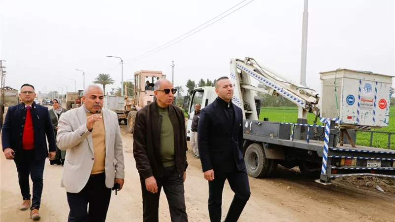 محافظ المنيا يتفقد اصطفاف معدات مغاغة ويتابع تمهيد طريق طنبدي