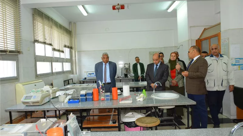 نائب رئيس جامعة أسيوط يتفقد المعامل المركزية ومشروع زراعة الأسطح