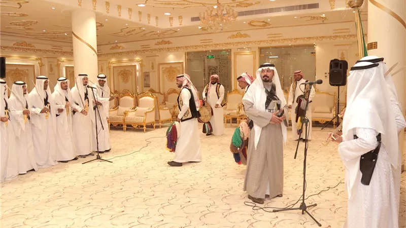 مشهد نادر.. رجل يحضر أحد المناسبات مع أبنائه البالغ عددهم 31 فيديو