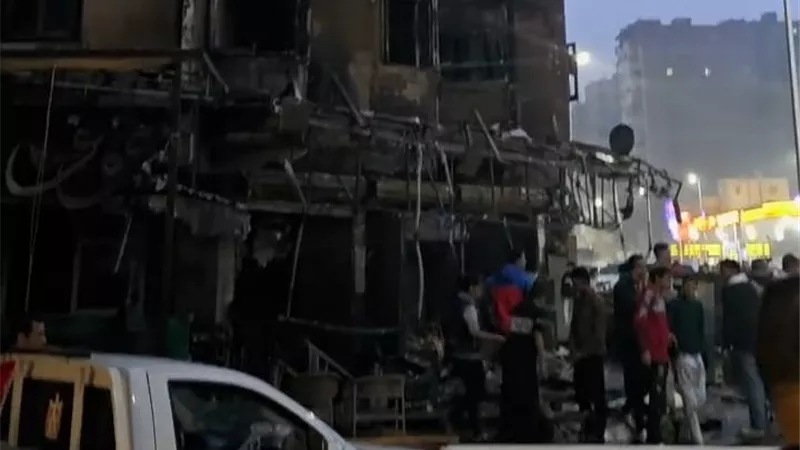 شاهد بالصور.. آثار الدمار في مطعم شهير بالوايلي بعد السيطرة على حريق هائل