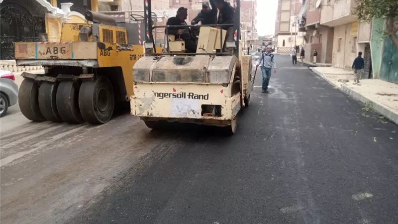 مديرية الطرق بالإسماعيلية تواصل أعمال التطوير والرصف بمنطقة الشهداء