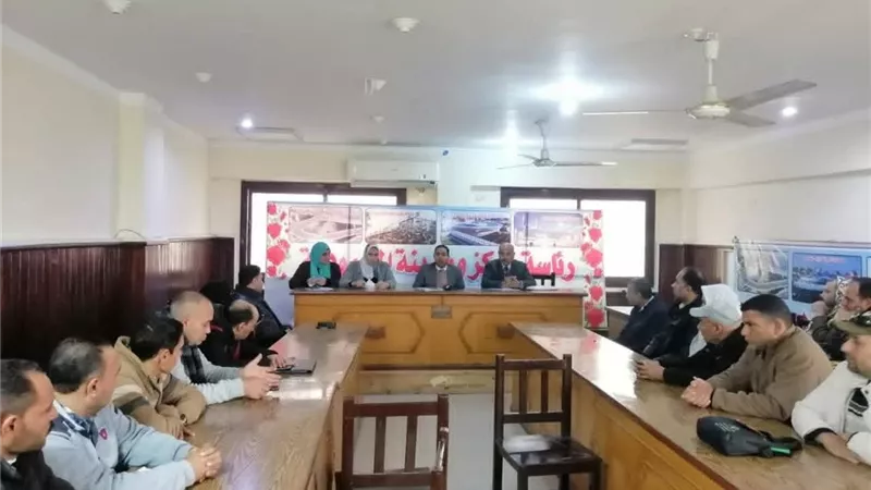 رئيس مدينة المحمودية يناقش إحكام عملية صرف الأسمدة الزراعية