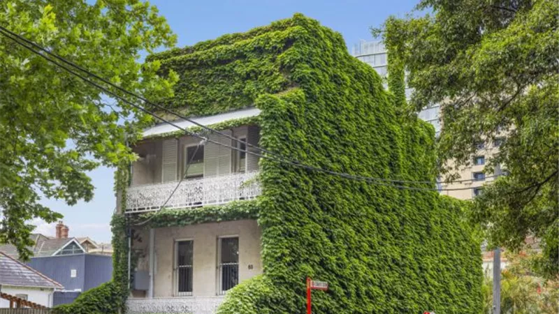 تم بناؤه 1890.. بيع منزل اللبلاب في سيدني