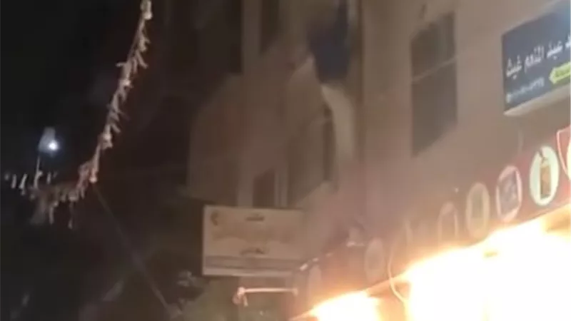 لحظات رعب في المطرية.. أم تلقي أبناءها من البلكونة 