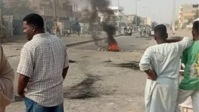 احتجاجات نازحين في مدينة بورتسودان تغلق طريقا بعد إشعال إطارات