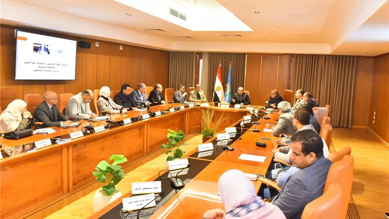 محافظ أسيوط يجتمع بالمجلس الإقليمي للصحة لبحث التحديات