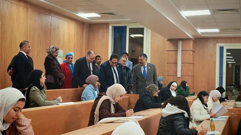 رئيس جامعة القاهرة يتفقد سير امتحانات الفصل الدراسي الأول في اليوم الختامي