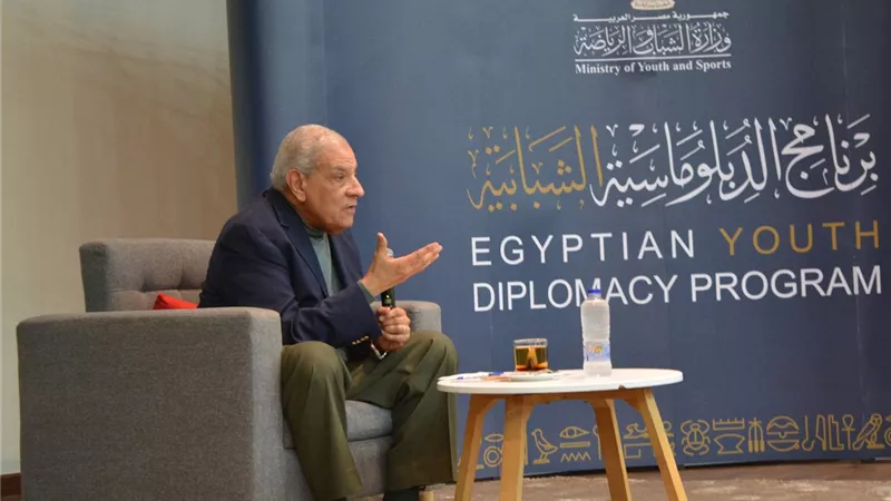 المهندس إبراهيم محلب يستعرض تجربته الحكومية أمام شباب الدبلوماسية
