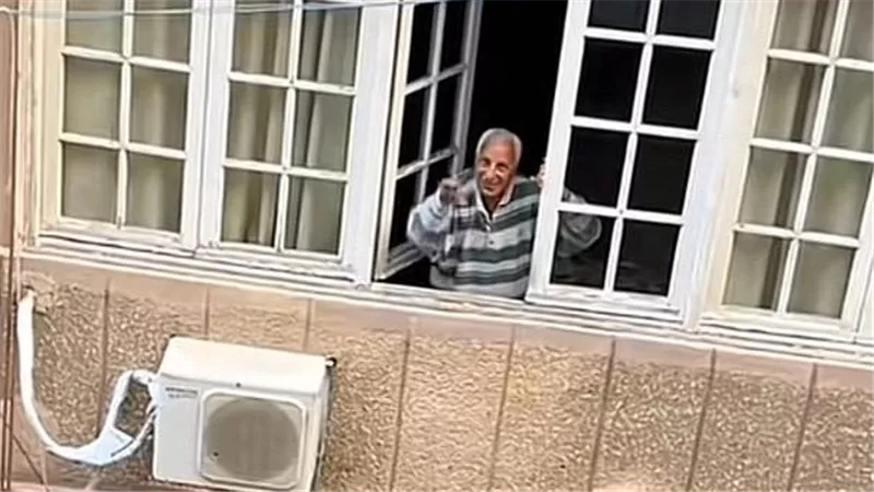 ونس الجيران.. فتاة توثق لحظات عفوية من شرفة مقر عملها|فيديو