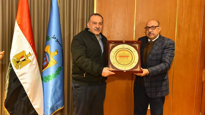 تقديرا لعطائه وجهوده.. محافظ أسيوط يكرم وكيل وزارة الصحة السابق